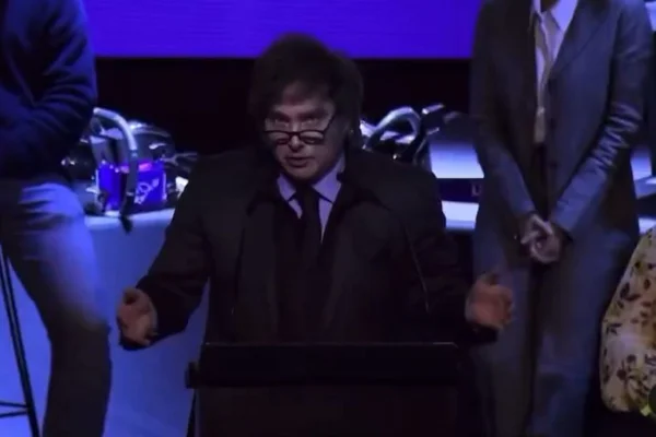 Imagem colorida, Milei falando após ecândalo de corrupção envolvendo sua irmã- Metrópoles