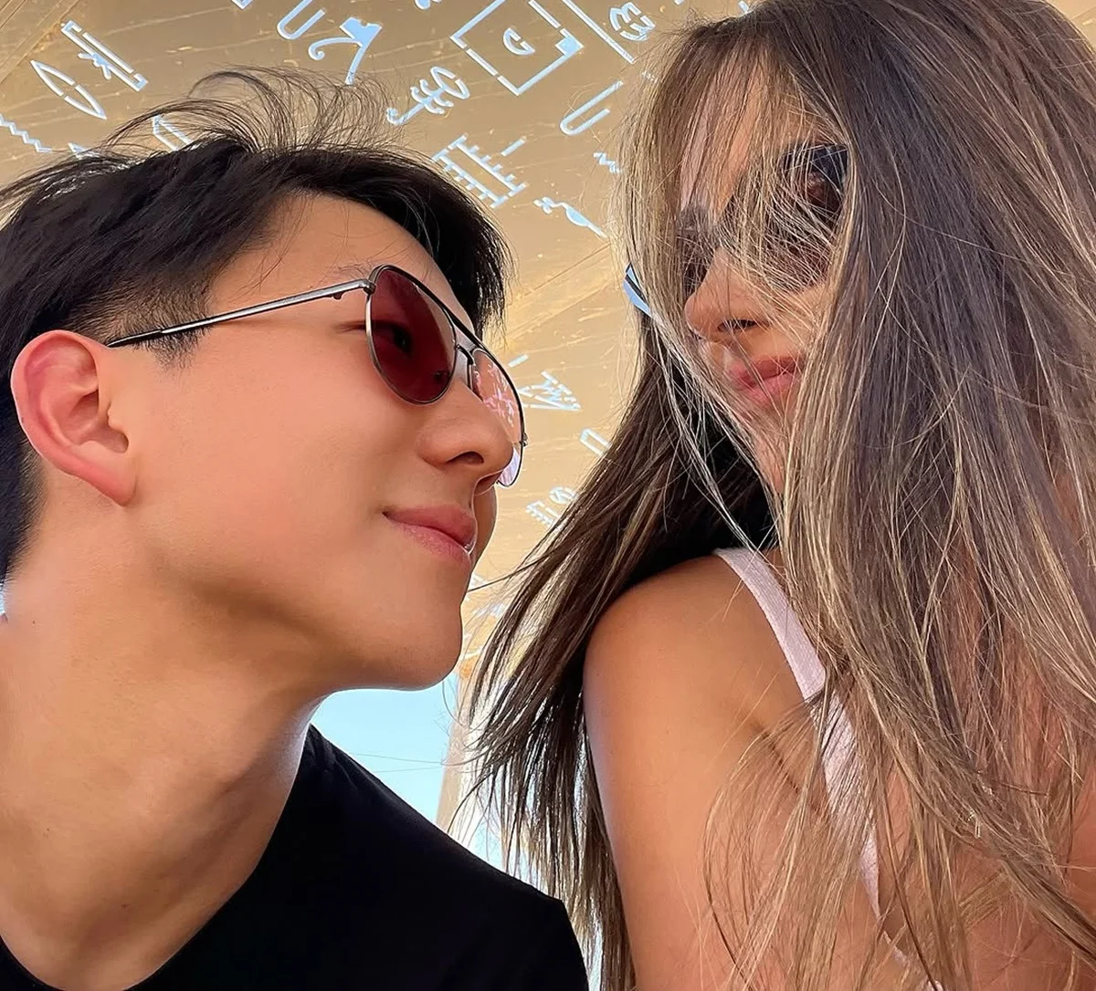 Pyong Lee e a namorada, Natália Nasser trocam olhares apaixonados Pyong Lee e a namorada, Natália Nasser trocam olhares apaixonados