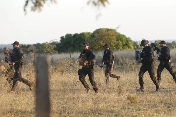 Polícia encontra pano ensanguentado e diz que Lázaro pode estar ferido