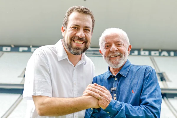 Foto colorida de Lula e Boulos durante ato do 1º de Maio em SP - Metrópoles