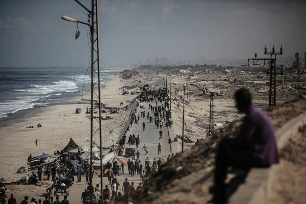 Imagem colorida de palestinos retornando