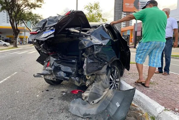 Carro fica pela metade após colisão em cruzamento de João Pessoa