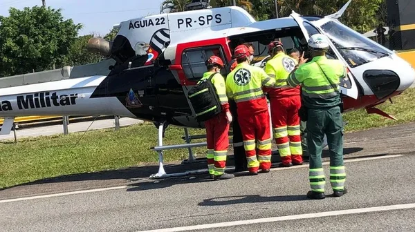 Mãe dá à luz bebê em rodovia; ambos são resgatados de helicóptero