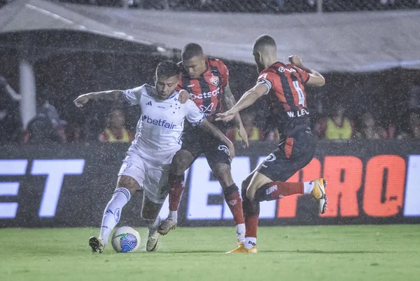 Brasileirão: Vitória e Cruzeiro empatam em noite de gol de bicicleta