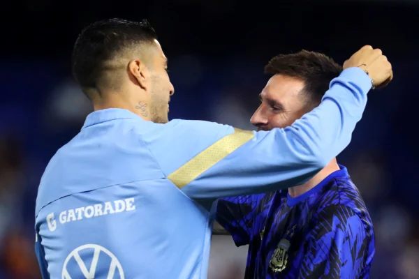 Foto colorida de Luis Suárez e Messi - Metrópoles
