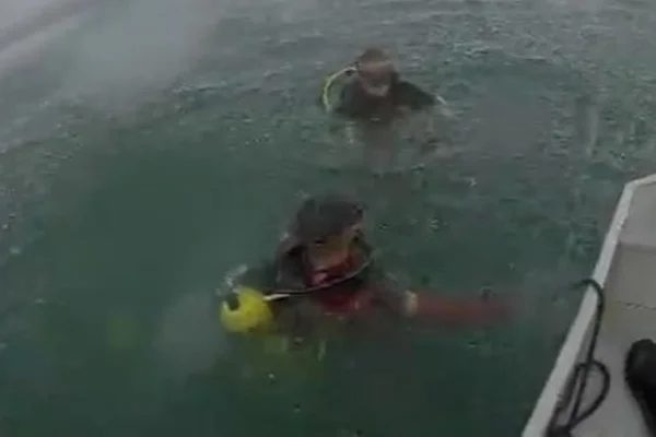 Bombeiros passam a noite em busca de jovem que sumiu no Lago Corumbá