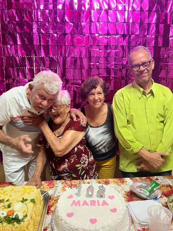 Idosa de 108 anos comemora aniversário em São Gonçalo (RJ)
