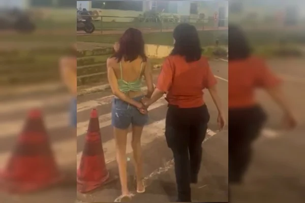 "Cabelo de fogo" queima irmã com óleo quente ao descobrir talaricagem
