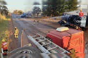 Uma equipe do CBMDF permanece no local, já que ainda há focos ativos no material queimado