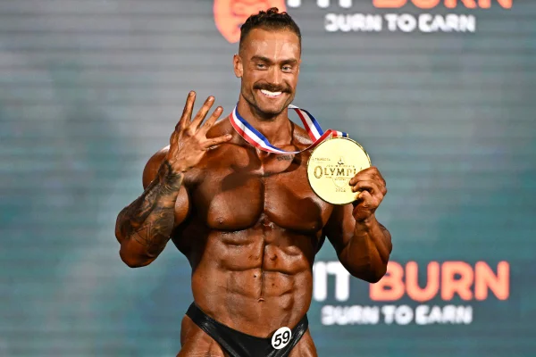 Foto colorida de Chris Bumbstead, o CBum -Metrópoles