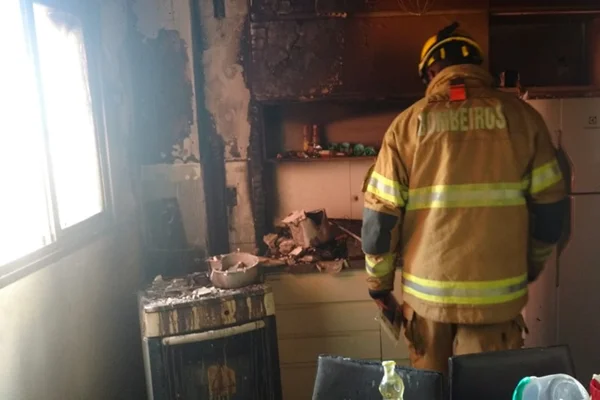 Fogo atinge apartamento após homem esquecer panela com óleo no fogão