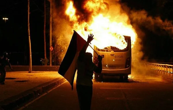 Vídeo: ônibus são incendiados no centro do Rio de Janeiro