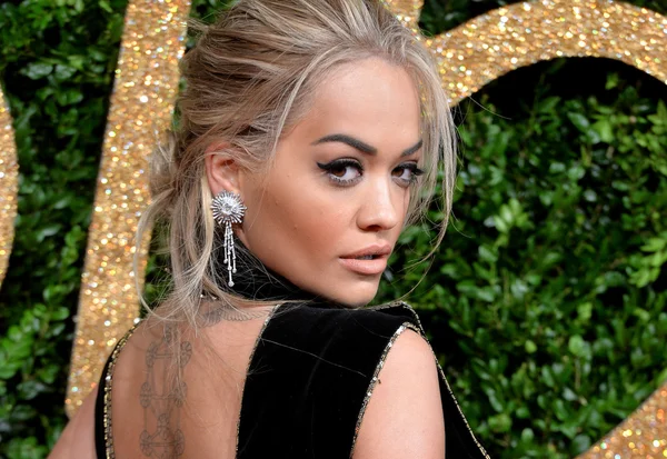 Jay-Z processa Rita Ora por quebra de contrato