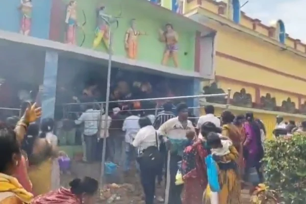 Imagem colorida de tumulto em templo hindu na Índia - Metrópoles