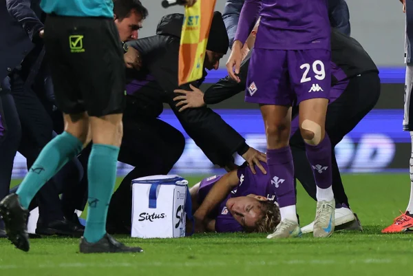 Imagem colorida de Edoardo Bove caído no gramado - Metrópoles