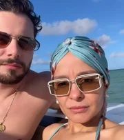 Maiara e Felipe Cavalliere posam juntos durante passeio de barco