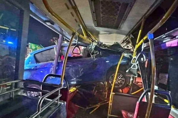 Carro desgovernado voa e atravessa ônibus na Austrália