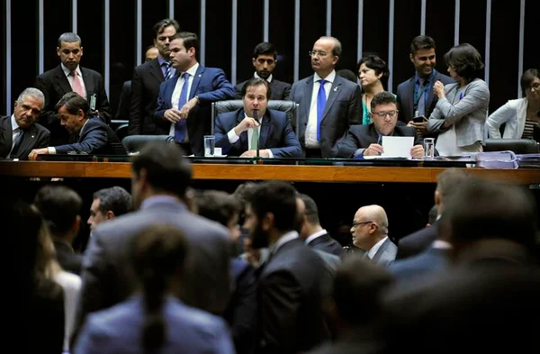 Deputados fazem protestos contra Temer no plenário da Câmara