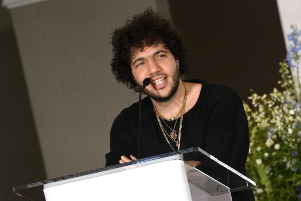 Benny Blanco é detonado após falar de Hitler e soltar pum em podcast