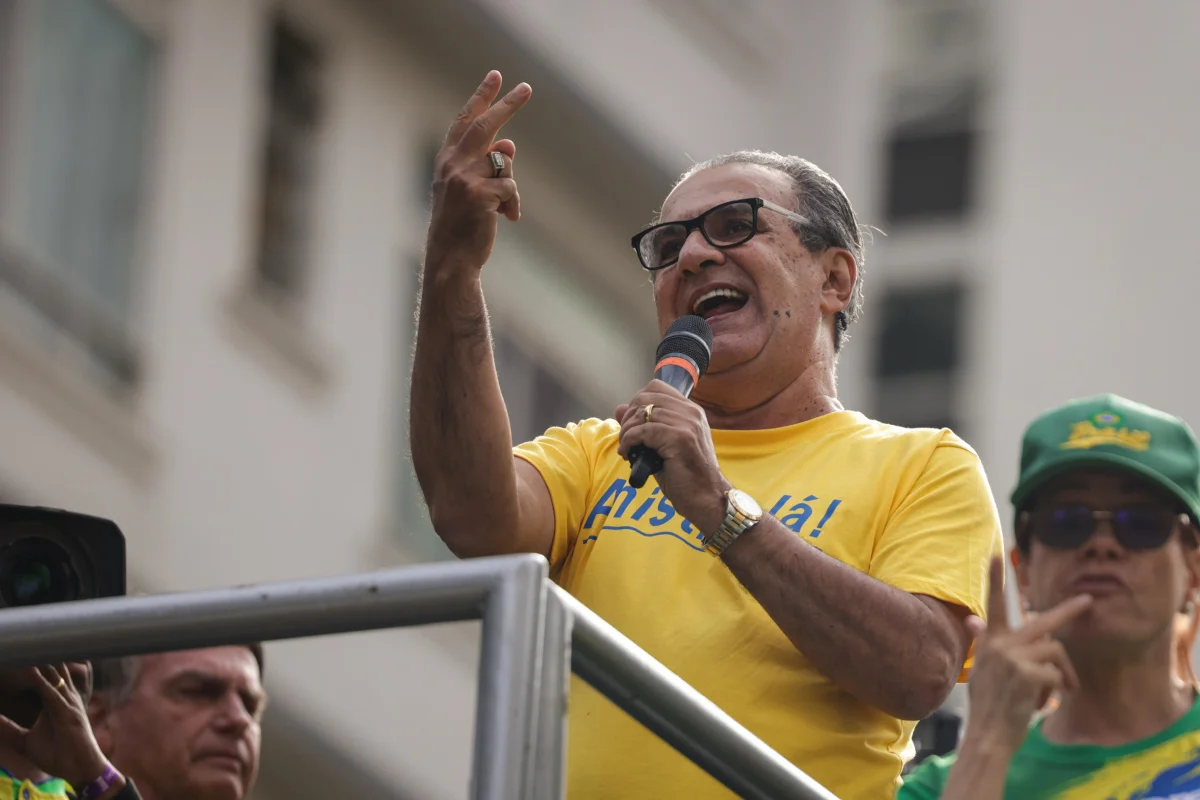 Entenda: "Queriam o quê? Que Flávio ficasse para ser preso?", dispara Malafaia