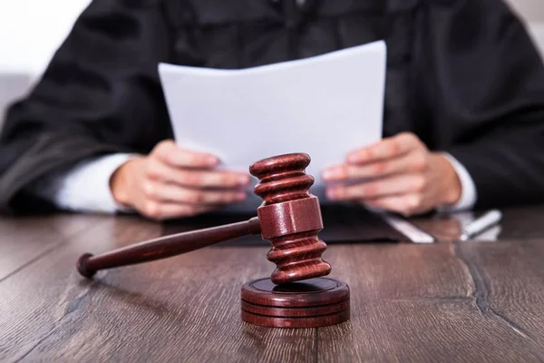 Juiz troca nudes e favores sexuais por penas mais brandas