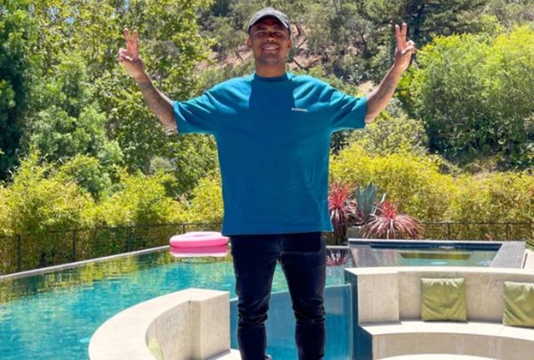 Viagens e mansão: devendo pensão, Douglas Costa, ex-Grêmio, exibe luxo