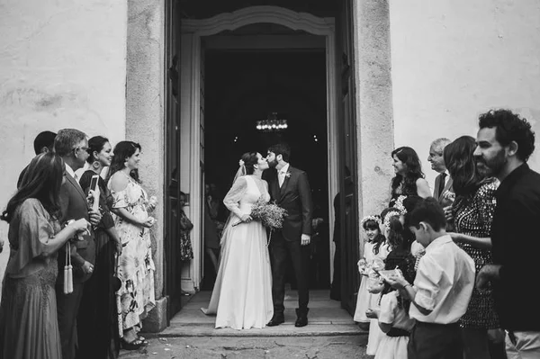 Carolina Martins e Daniel de Oliveira Roque se casam em Paraty