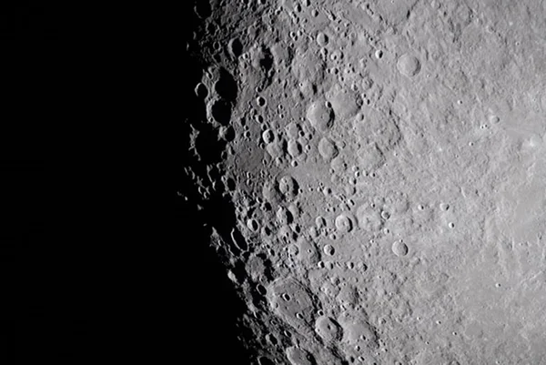 Imagem colorida mostra Lua vista do espaço - Metrópoles