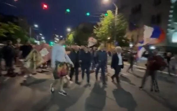 imagem colorida de Manifestações na Sérvia