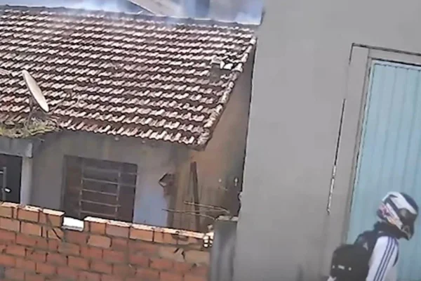 Foto colorida de reprodução de câmeras de segurança, que flagraram homem fugindo depois de incendiar casa da ex-namorada, em Carapicuíba, região metropolitana de São Paulo.