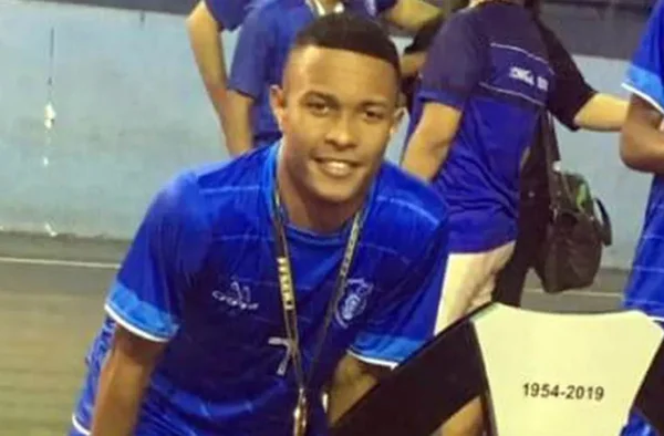 Atingido por bala perdida, estudante morre a caminho da escola no Rio