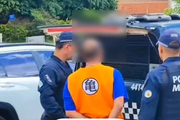 Veja vídeo de “Goku” bêbado sendo preso após bater em carros no DF