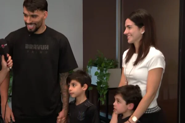 Lucas Paquetá se emociona em chegada ao RJ: “Sonhei com esse momento”
