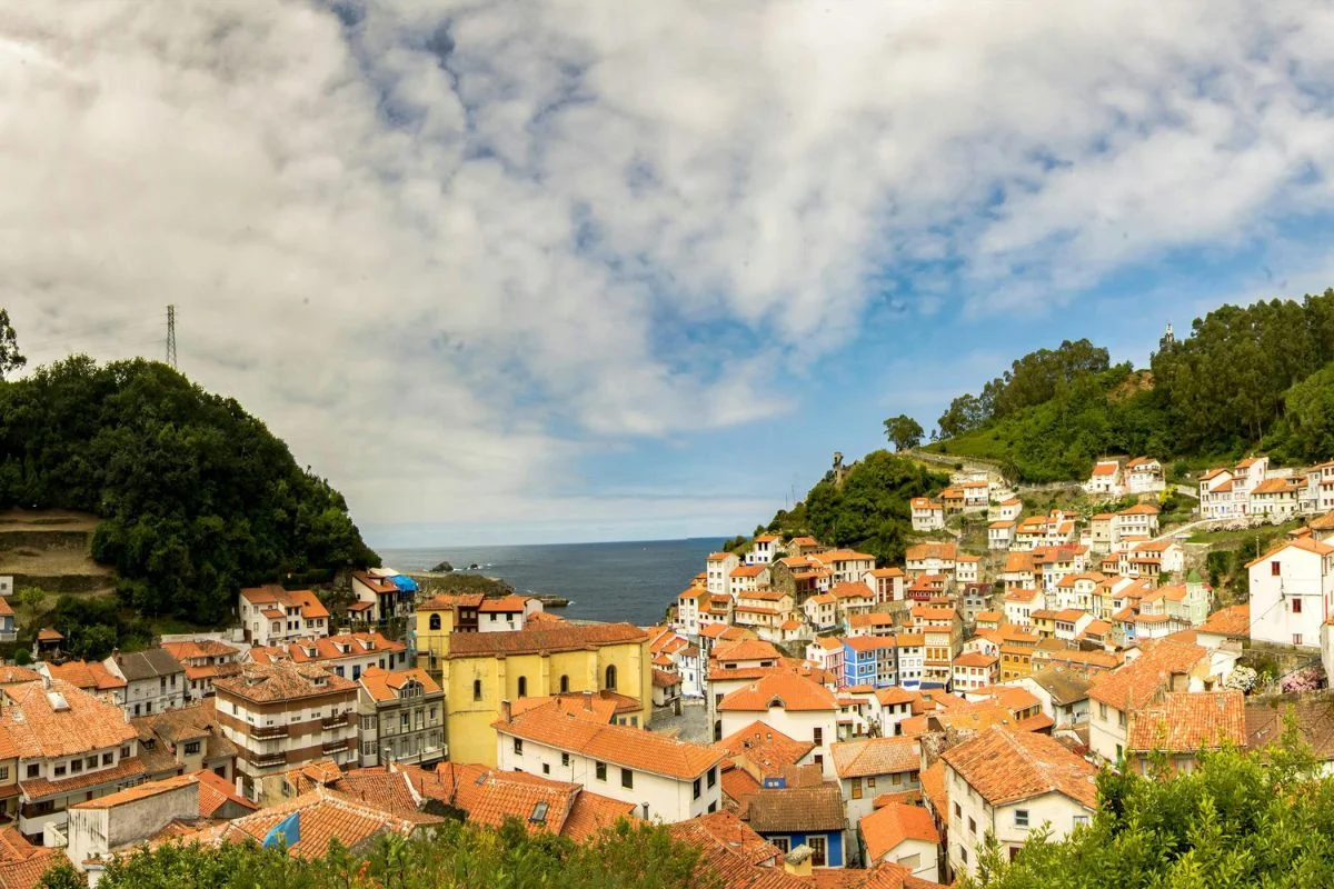 Vila em Cudillero, situada na costa das Astúrias, no norte da Espanha Vila em Cudillero, situada na costa das Astúrias, no norte da Espanha