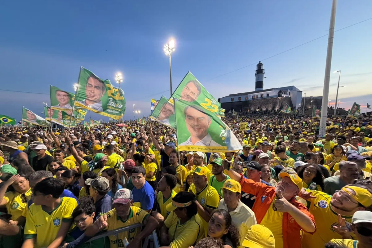 Flávio faz apelo a eleitores "oprimidos" e reforça que o voto é secreto