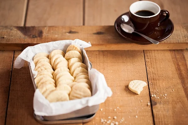 Fácil: aprenda a fazer um biscoito com três ingredientes