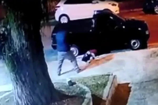 Câmera de segurança mostra momento em que jovem é morta em frente à escola de Pindamonhangaba, São Paulo, por um homem próximo a uma rua - Metrópoles