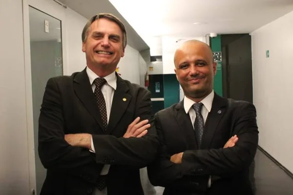 Bolsonaro ignora desejos do PL em GO e apoia candidatura de Vitor Hugo