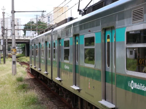 trem da linha 8-diamante da viamobilidade parado nos trilhos - metrópoles