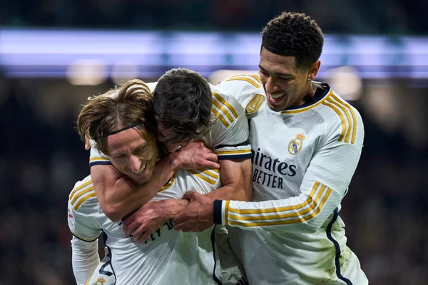 Imagem colorida dos jogadores se abraçando - Metrópoles