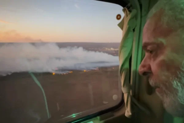 Foto colorida do presidente Lula em sobrevoo no Parque Nacional de Brasília - Metrópoles