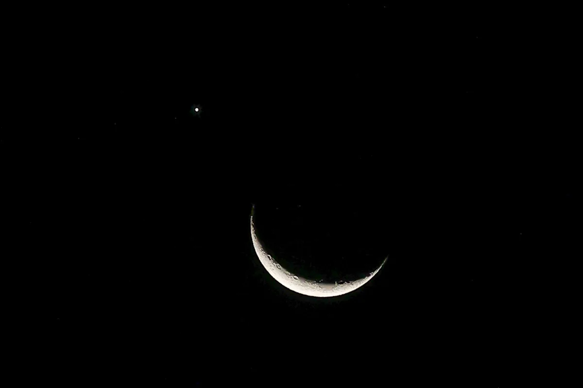 Vênus aparece acima da Lua crescente no céu noturno de São Paulo Vênus aparece acima da Lua crescente no céu noturno de São Paulo