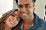 Anitta e Felipe Terra posam juntos e sorridentes