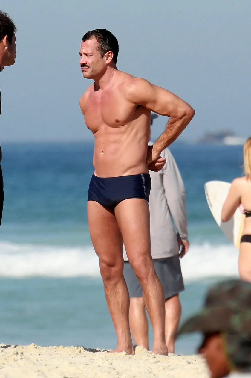 Malvino Salvador mostrou boa forma ao aparecer de sunga durante passeio com a família em praia carioca Malvino Salvador mostrou boa forma ao aparecer de sunga durante passeio com a família em praia carioca
