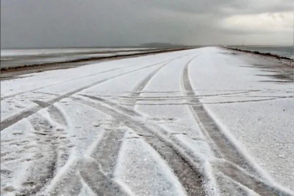 Chuva de granizo impressiona ao fazer região de Goiás virar “cenário polar”