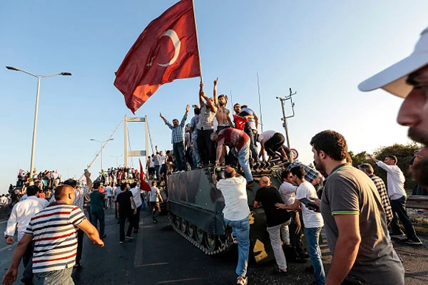 Ao menos 265 pessoas morreram após tentativa de golpe na Turquia