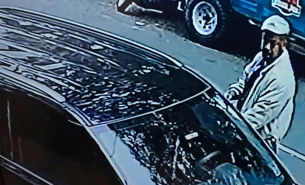 Imagens de câmeras de segurança mostram homem descendo de carro na frente de um prédio em SP