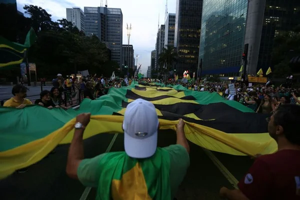 Manifestações pacíficas contra e pró-Lula tomaram conta da Paulista