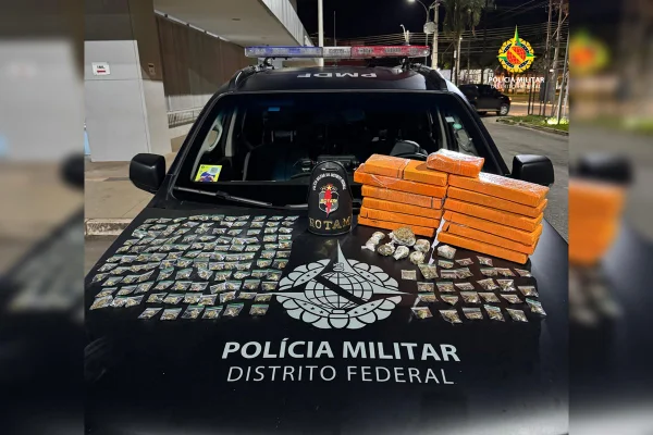 Imagem de carro da polícia com drogas apreendidas