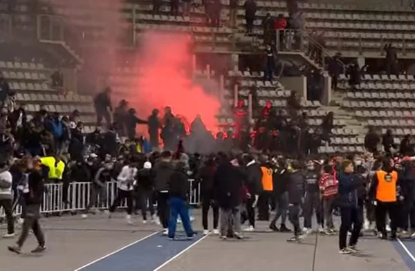 Confronto entre torcedores na França